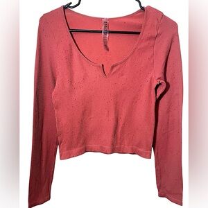 Anwnd New condition. Ribbed, long sleeve, cropped top. Size L